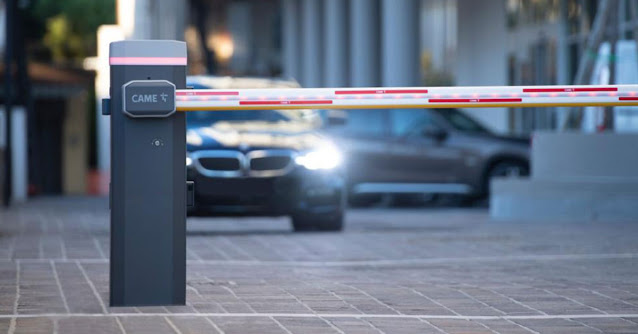Barrera vehicular CAME para acceso automatizado de estacionamientos